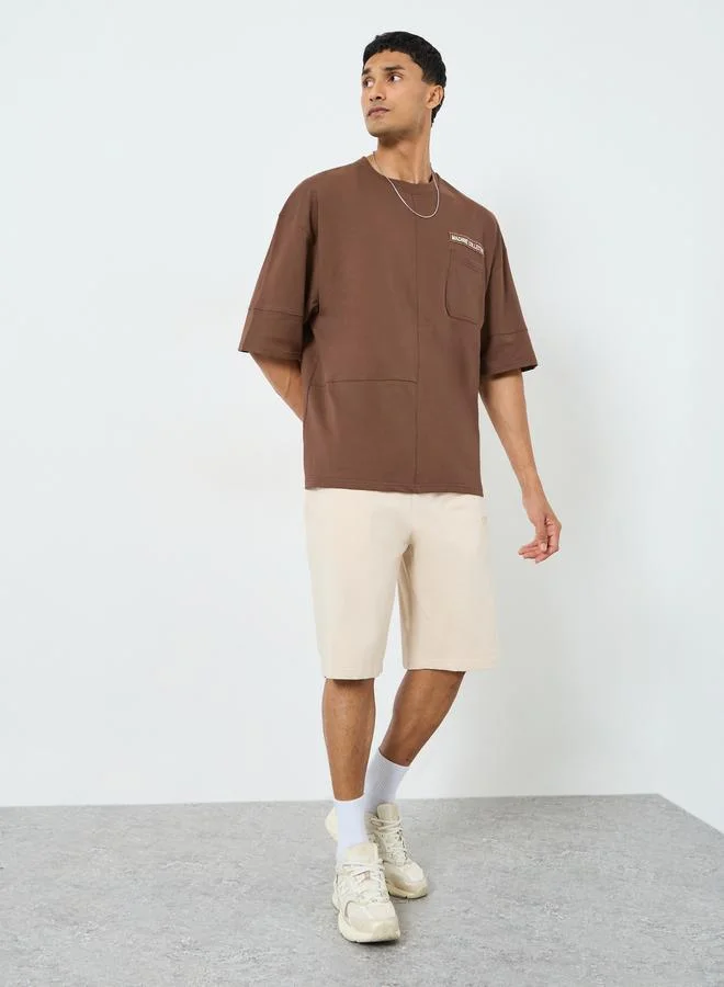 ستايلي تيشيرت بقصة مربعة ومظهر باهت مع طبعة جيب ولوح أمامي